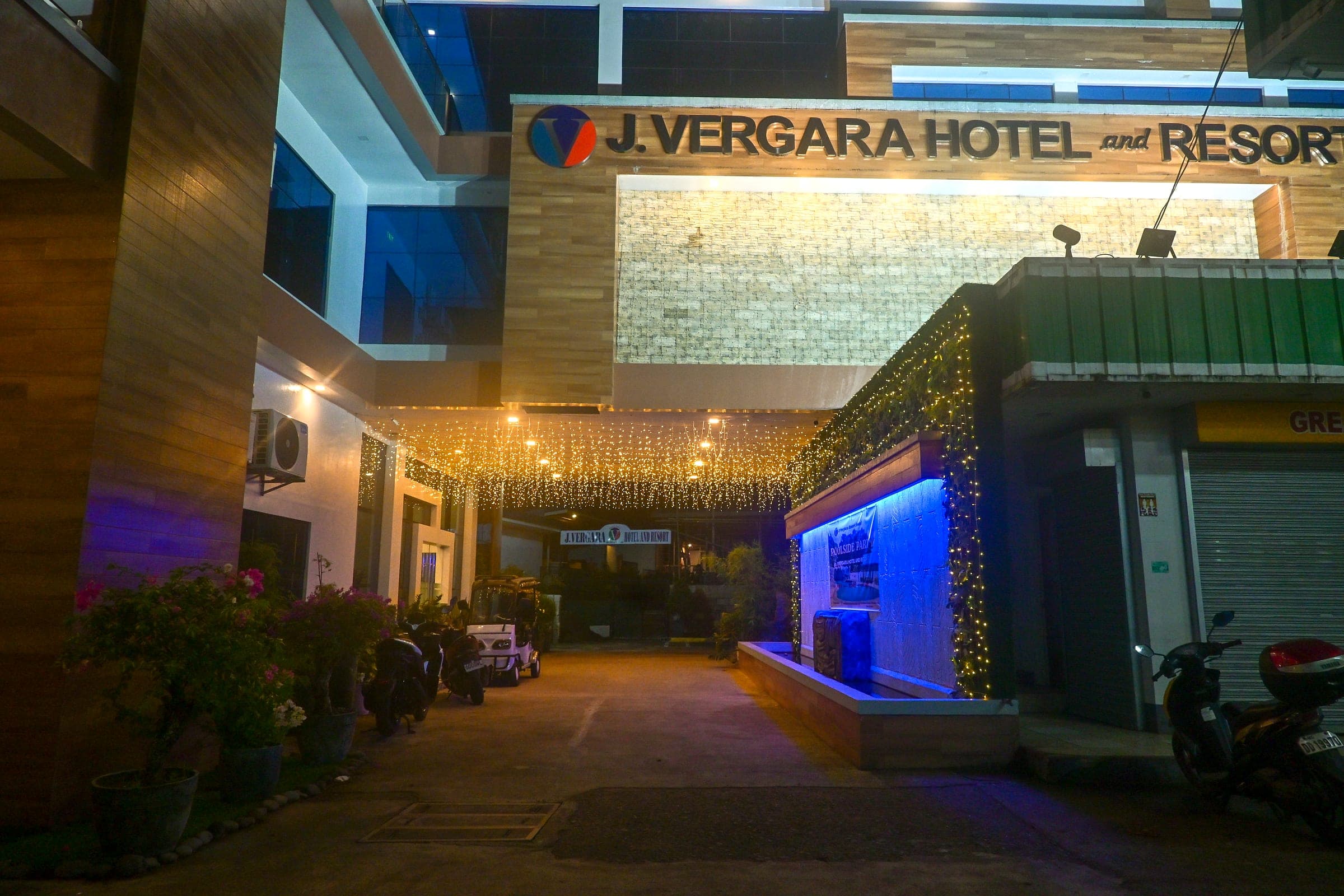 The arrival, after dark